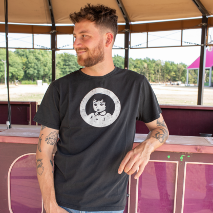 Man met antraciet shirt - wit rond logo - fit