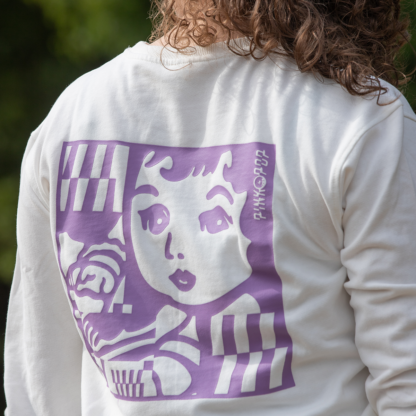 Vrouw met witte trui aan, paarse opdruk op achterkant trui.