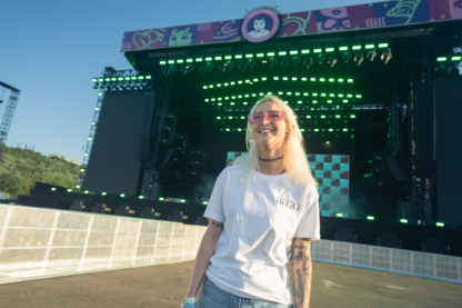 Vrouw met wit shirt aan met in tattoo letters 'Pinkpop' uitgeschreven op linkerborst